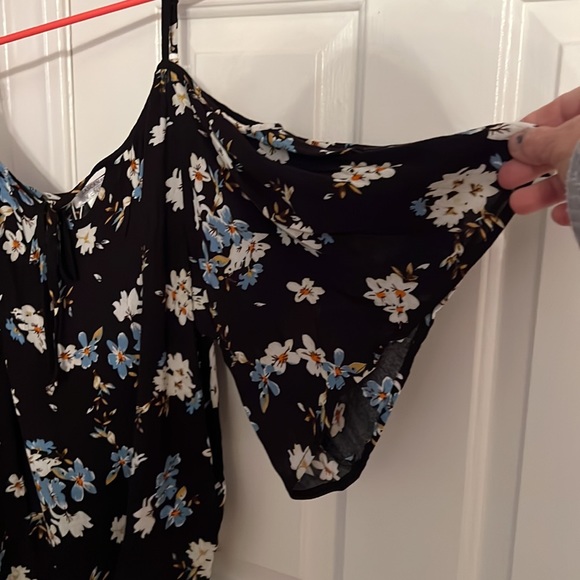 Venus large cold shoulder top with tags - Picture 4 of 4